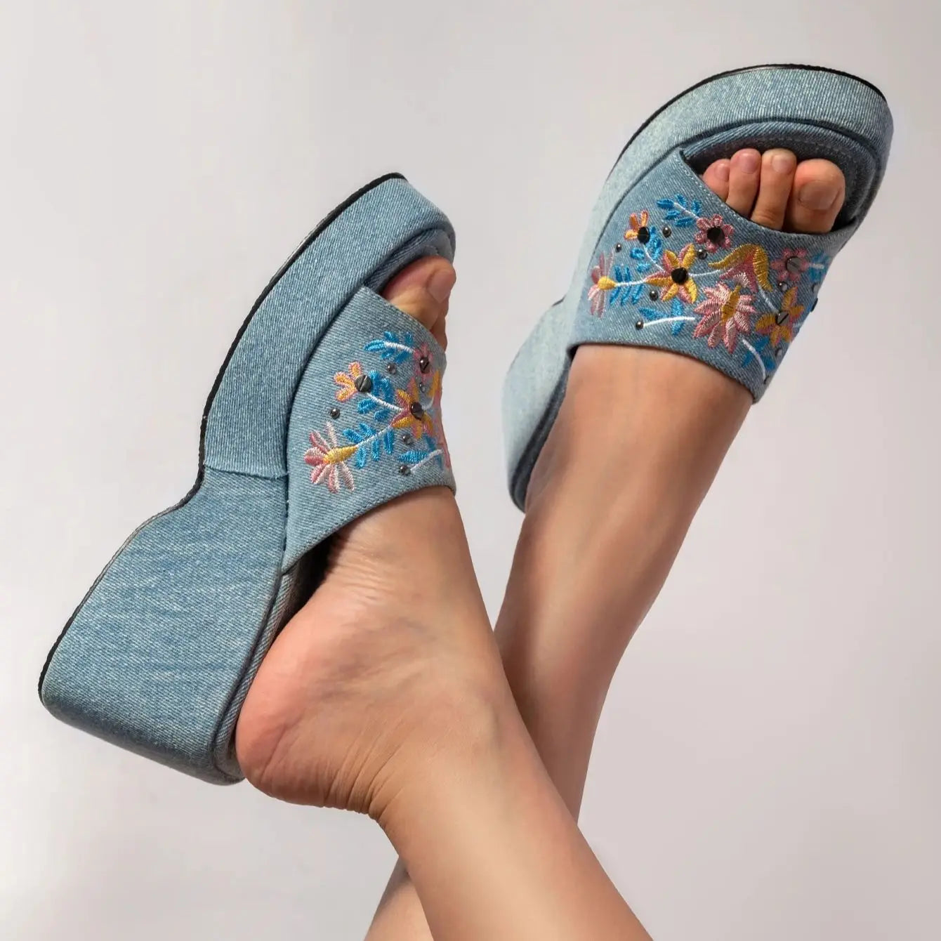 Elegante en gedetailleerde ondersteunende zomersandalen