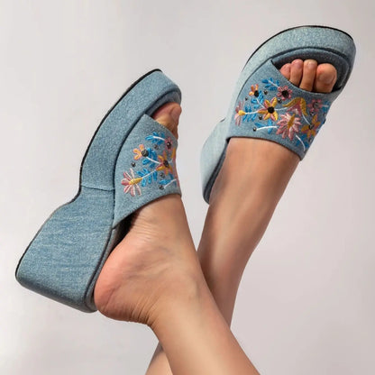 Elegante en gedetailleerde ondersteunende zomersandalen
