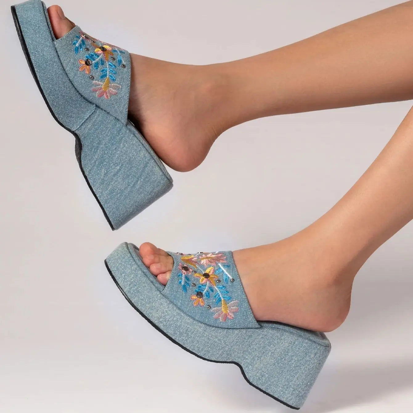 Elegante en gedetailleerde ondersteunende zomersandalen