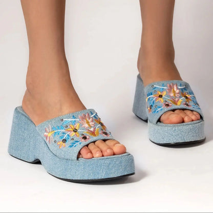 Elegante en gedetailleerde ondersteunende zomersandalen
